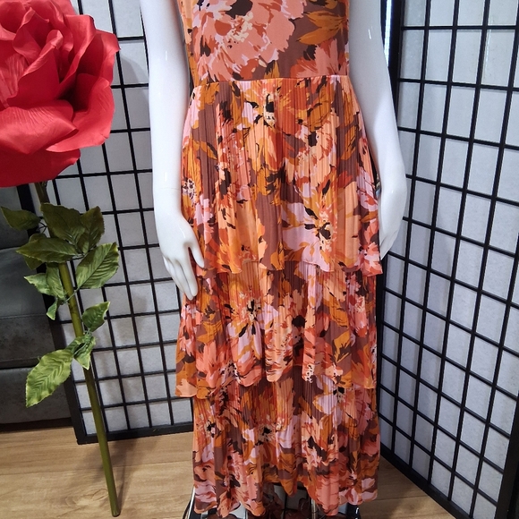 WHITE HOUSE BLACK MARKET. Pretty Long, Layered floral design - Picture 4 of 16